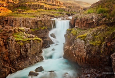Wodospad Sveinsstekksfoss, Islandia, HDR, prawdziwa fotografia co to jest