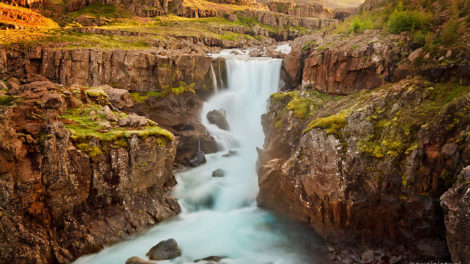 Wodospad Sveinsstekksfoss, Islandia, HDR, prawdziwa fotografia co to jest