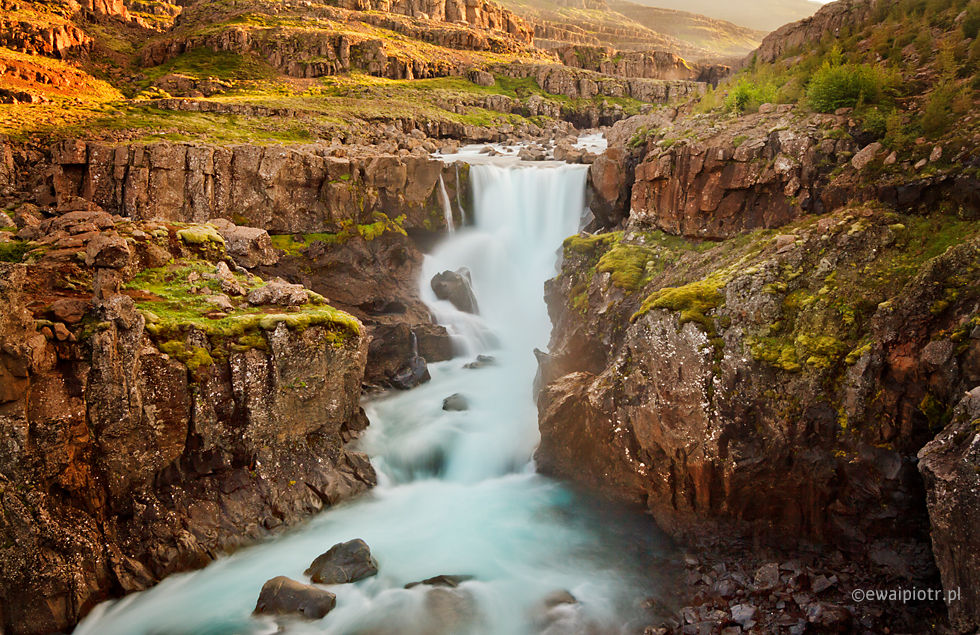 Wodospad Sveinsstekksfoss, Islandia, HDR, prawdziwa fotografia co to jest