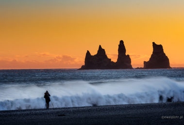 Islandia zimą, zagrożenia, poradnik, jak się przygotować, fotografowanie Islandii zimą, wybrzeże Reynisdrangar, fale,