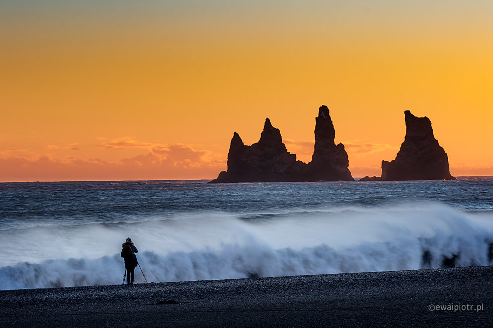 Islandia zimą, zagrożenia, poradnik, jak się przygotować, fotografowanie Islandii zimą, wybrzeże Reynisdrangar, fale,