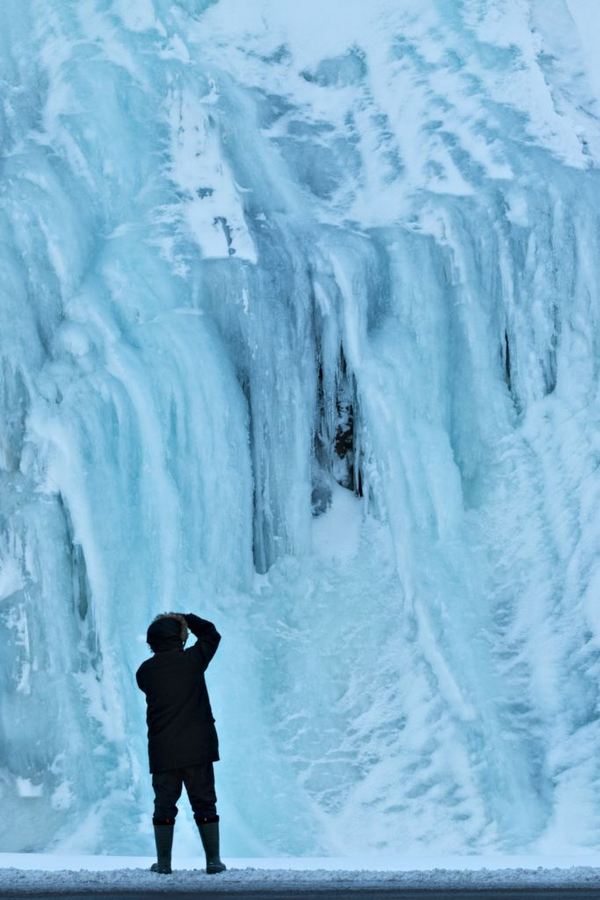 W gumowcach pod lodospadem, Islandia - fot. Tomek Lemiech