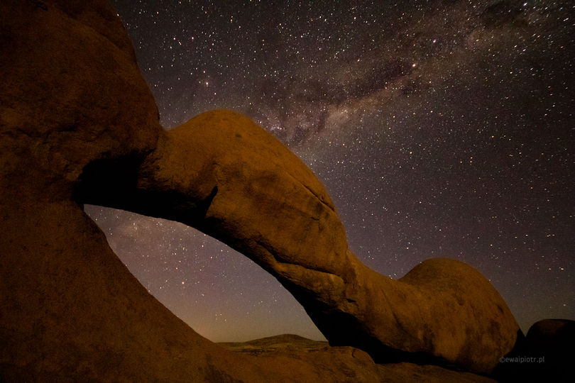 Łuk skalny i gwiazdy przy Spitzkoppe, Namibia, fotografowanie gwiazd