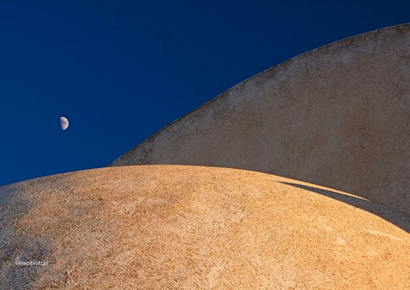 Księżyc nad kopułami cerkwi na Santorini, jak sfotografować Księżyc, poradnik fotograficzny