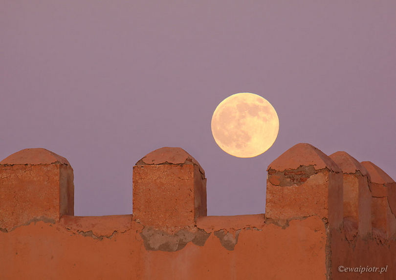 Ksieżyc nad murami Marrakeszu, poradnik jak fotografować Księżyc