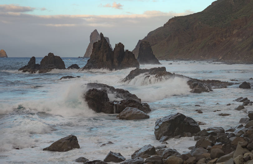 Fotografowanie wybrzeża - krótka ekspozycja, groźny ocean, dramatyzm, jak fotografować morze