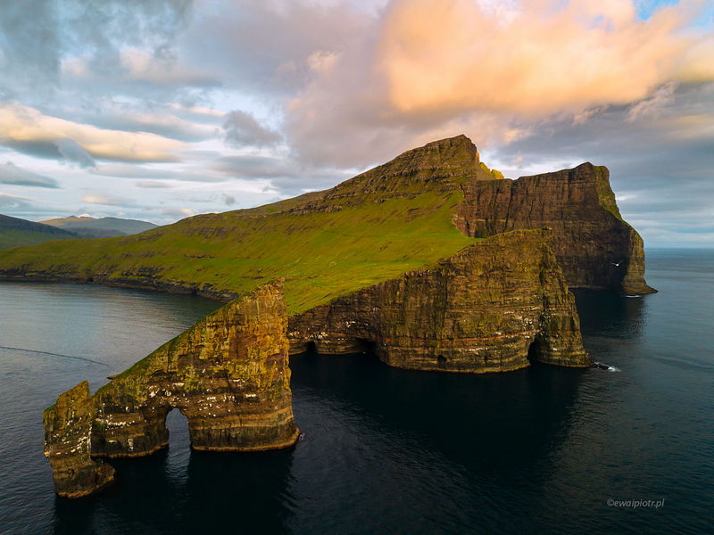 Drangarnir na Wyspach Owczych z drona, dron dla fotografa krajobrazów, DJI Mini 3