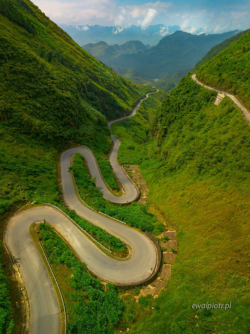 Górska przełęcz w Wietnamie, z drona, pivot, kamera obrócona pionowo, jaki dron dla fotografa krajobrazu