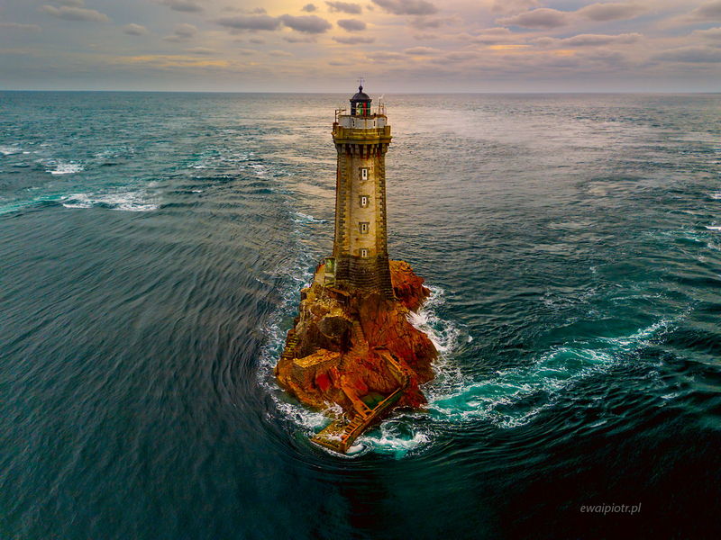 Latarnia morska w Bretanii z drona, DJI Mini 3, po co dron dla fotografa