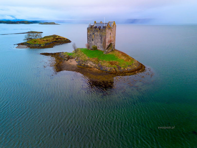 Zamek Stalker w Szkocji, z drona, DJI Mini 3, drony a wiatr