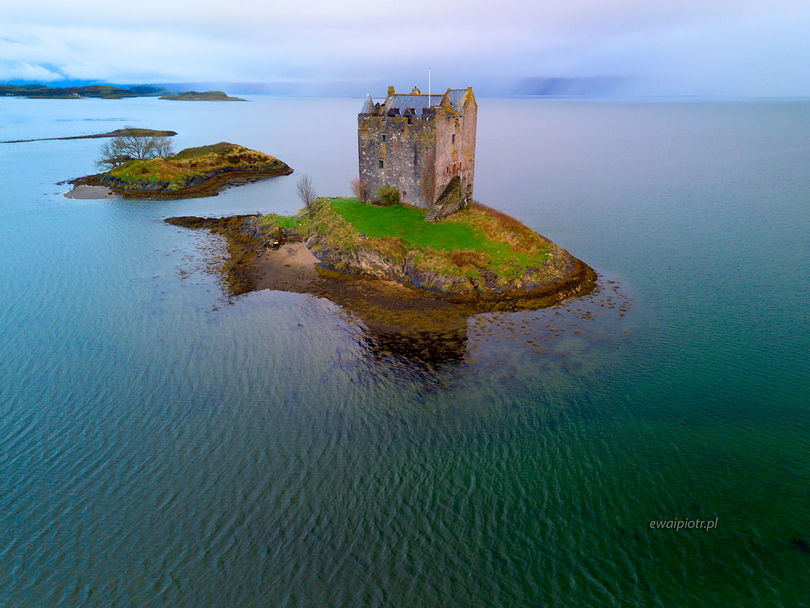 Zamek Stalker w Szkocji, z drona, DJI Mini 3, drony a wiatr