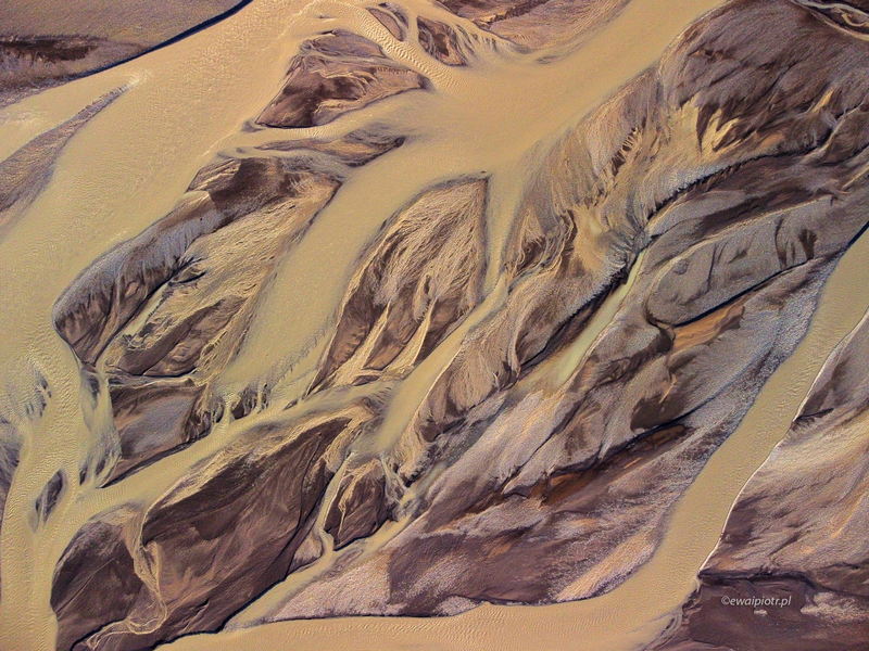 Rzeka warkoczowa na Islandii z drona, dji mini 3, top down