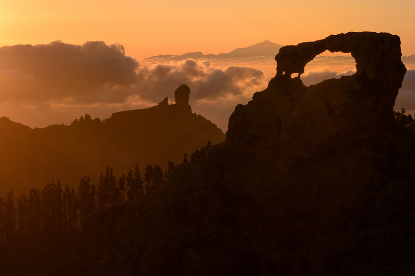 Maczuga na lewo od łuku skalnego, Gran Canaria, Wyspy Kanaryjskie, wykorzystanie perspektywy do przesuwania rzeczy, poradnik fotograficzny