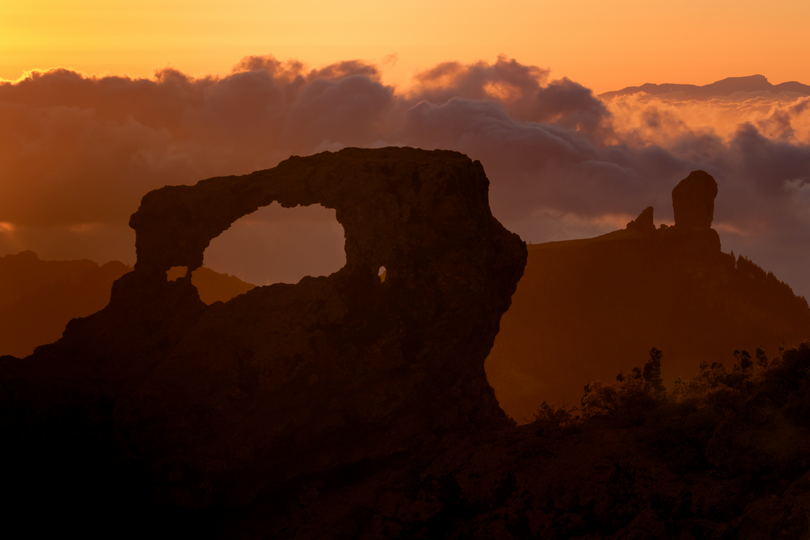 Maczuga na prawo łuku skalnego, Gran Canaria, Wyspy Kanaryjskie, przesuwanie gór dzięki perspektywie w fotografii
