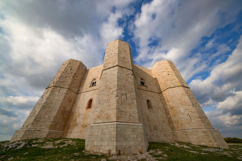 Castel del Monte z dołu, Apulia, żabia perspektywa, poradnik fotograficzny
