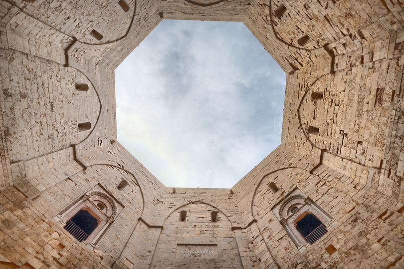 Castel del Monte z żabiej perspektywy, Apulia