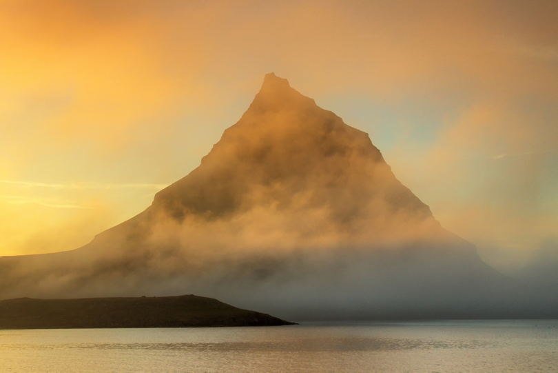 Góra Kirkjufell z nietypowej perspektywy, Islandia, perspektywa w fotografii krajobrazu